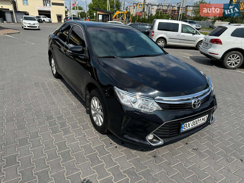 Седан Toyota Camry 2017 в Хмельницком