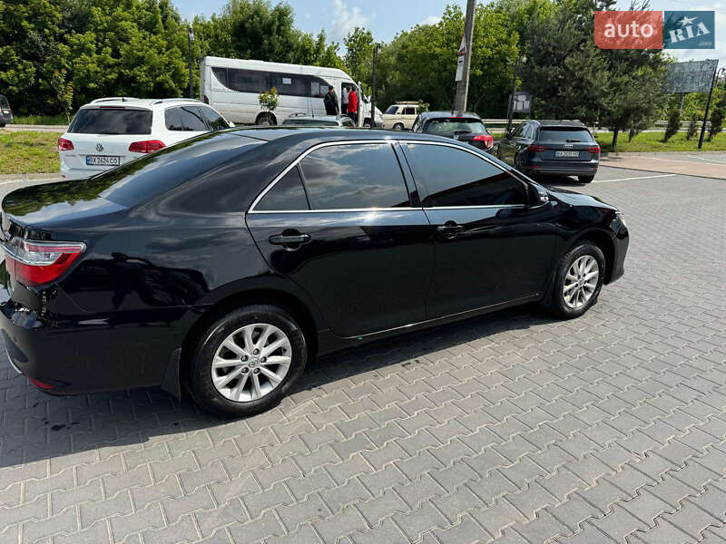 Седан Toyota Camry 2017 в Хмельницком