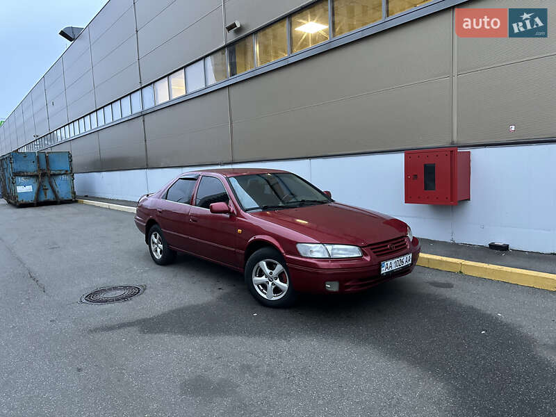 Седан Toyota Camry 1998 в Києві