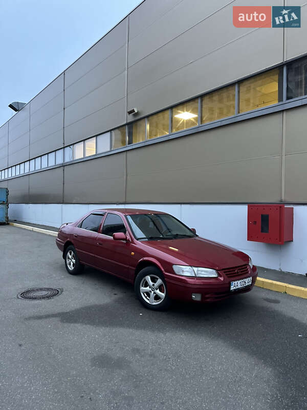 Седан Toyota Camry 1998 в Києві