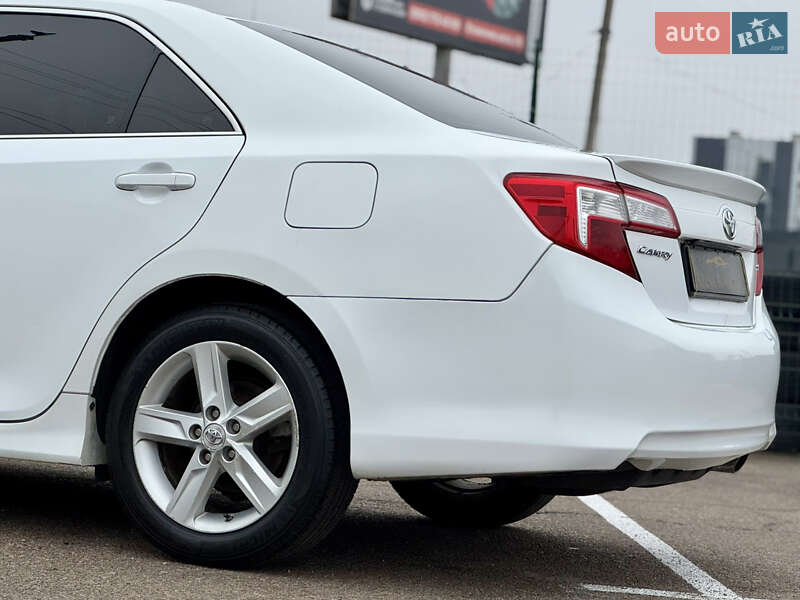 Седан Toyota Camry 2014 в Киеве