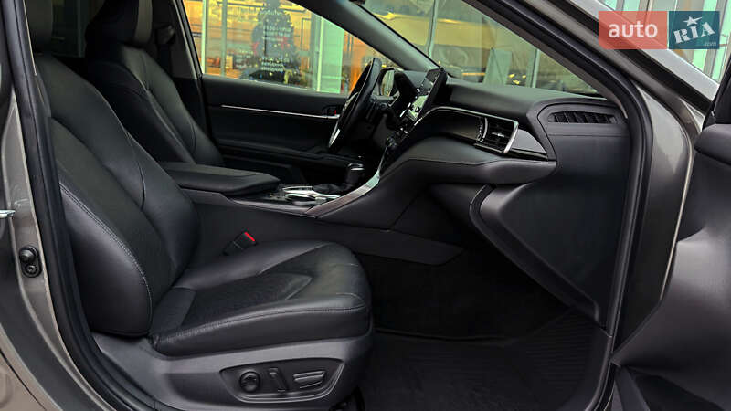 Седан Toyota Camry 2021 в Ровно