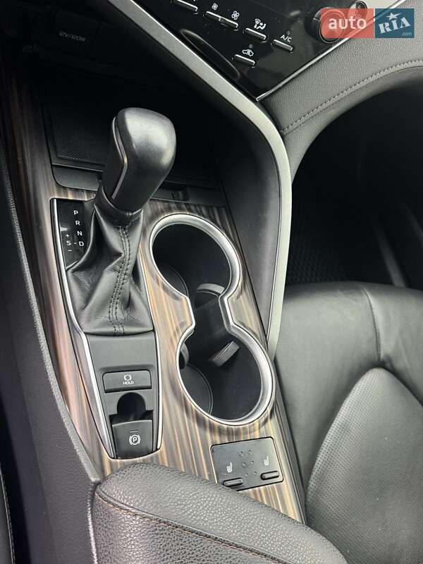 Седан Toyota Camry 2017 в Староконстантинове