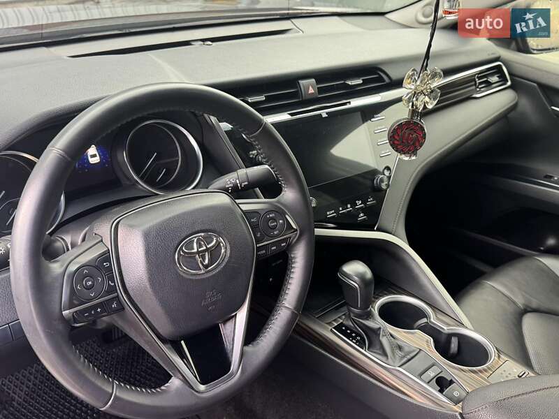 Седан Toyota Camry 2017 в Староконстантинове