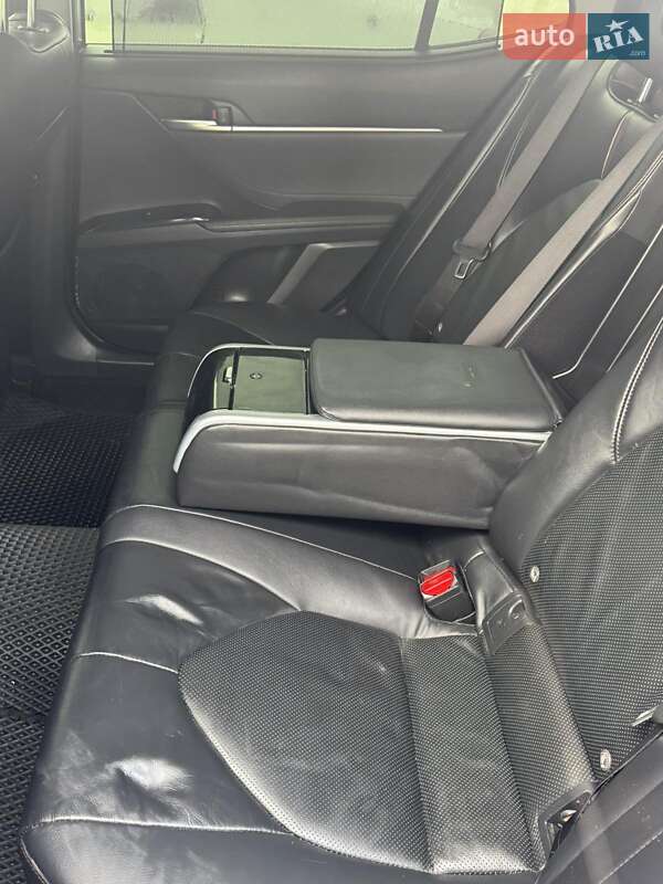 Седан Toyota Camry 2017 в Староконстантинове