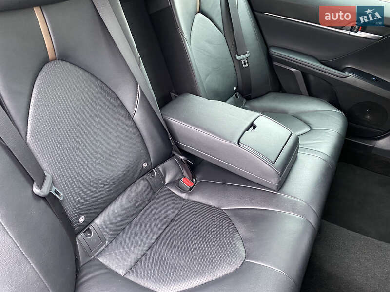 Седан Toyota Camry 2020 в Киеве