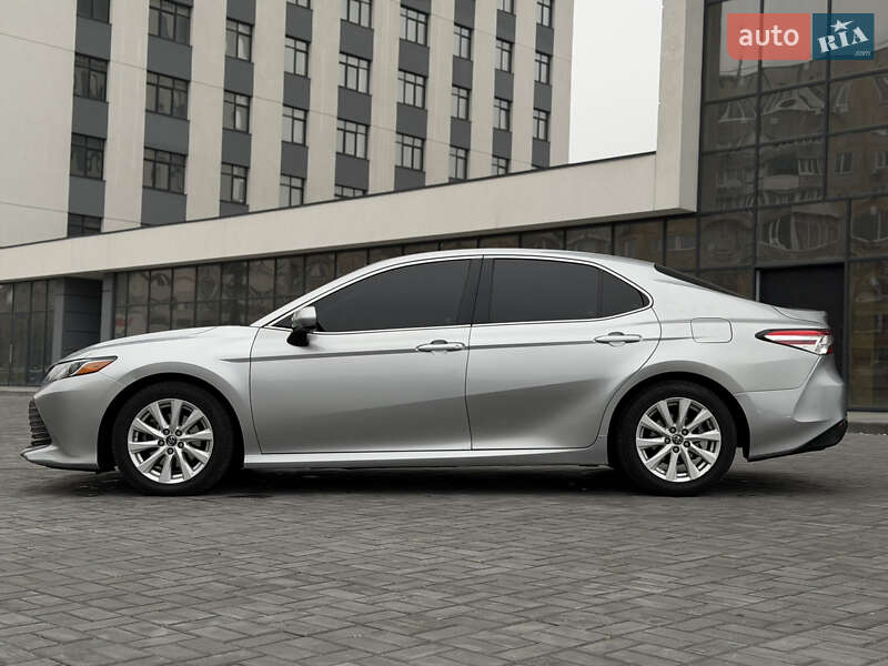 Седан Toyota Camry 2018 в Днепре