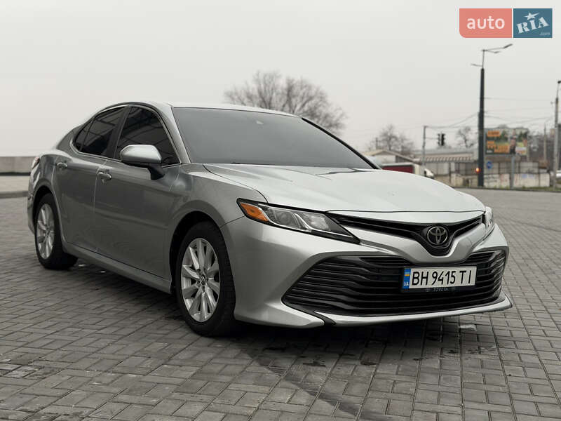 Седан Toyota Camry 2018 в Днепре
