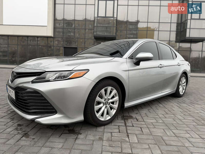 Седан Toyota Camry 2018 в Днепре