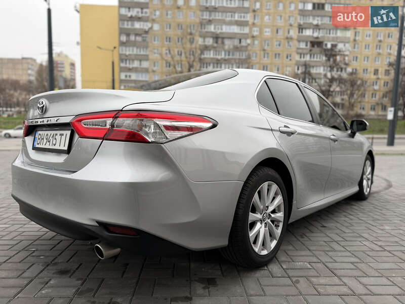 Седан Toyota Camry 2018 в Днепре