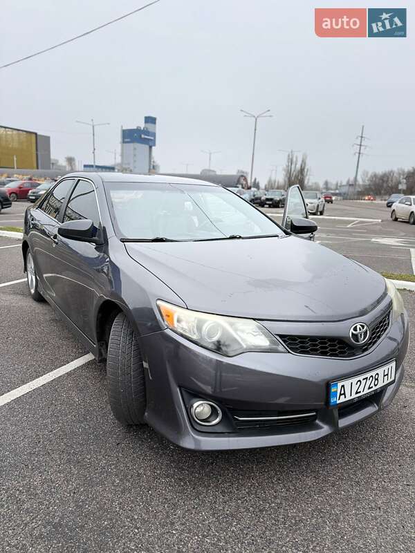 Седан Toyota Camry 2013 в Киеве