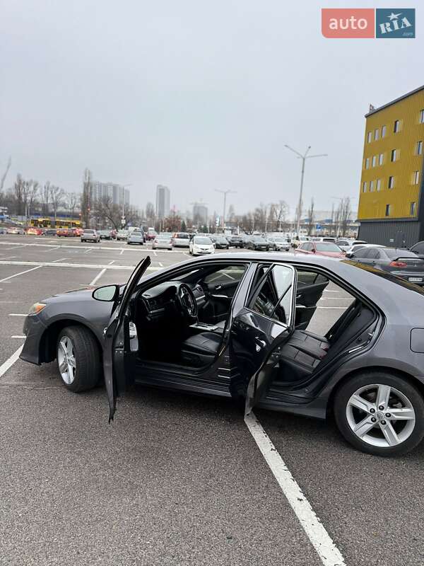 Седан Toyota Camry 2013 в Киеве