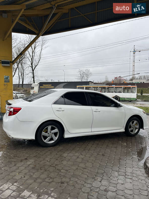 Седан Toyota Camry 2013 в Тернополі