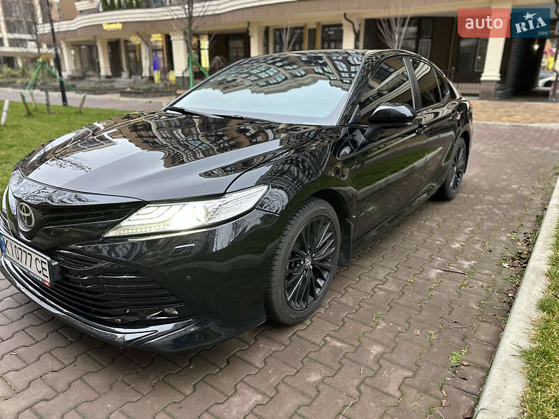Седан Toyota Camry 2018 в Софиевской Борщаговке