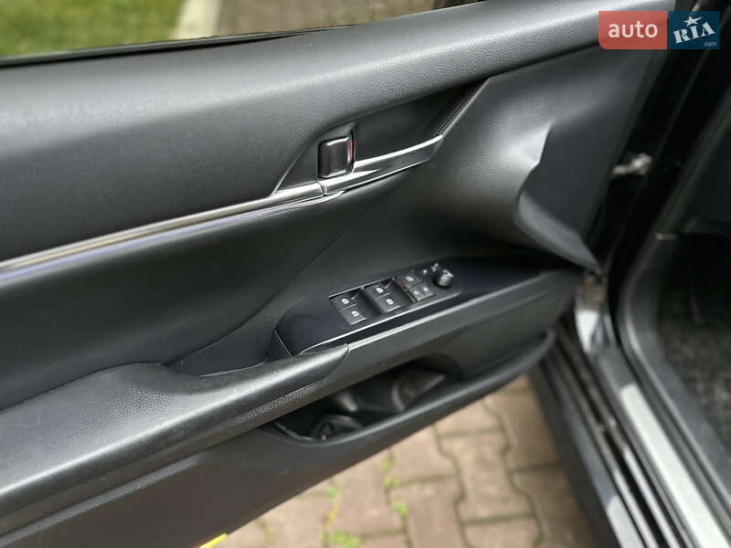 Седан Toyota Camry 2018 в Софиевской Борщаговке