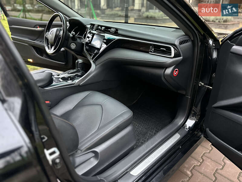 Седан Toyota Camry 2018 в Софиевской Борщаговке