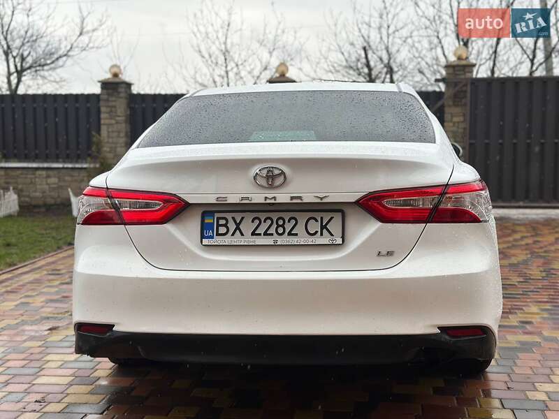 Седан Toyota Camry 2018 в Хмельницькому