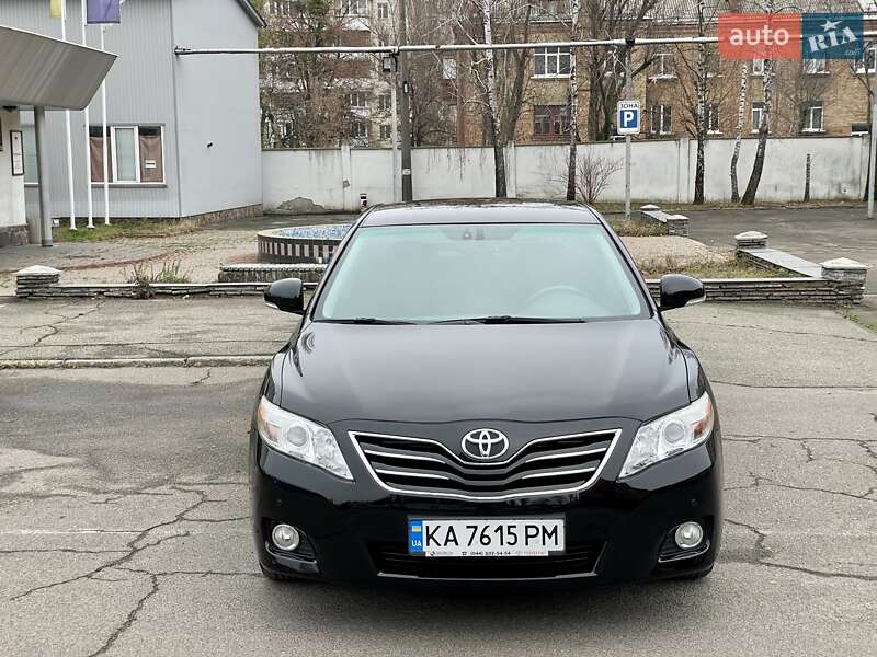 Седан Toyota Camry 2010 в Киеве