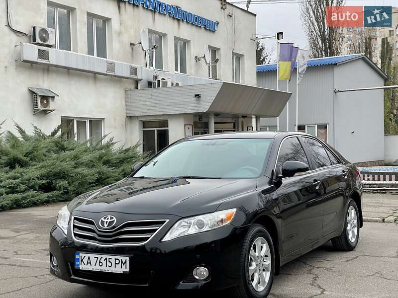 Седан Toyota Camry 2010 в Киеве