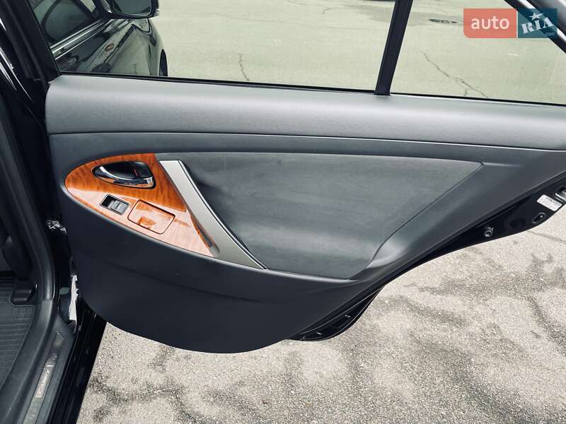 Седан Toyota Camry 2010 в Киеве