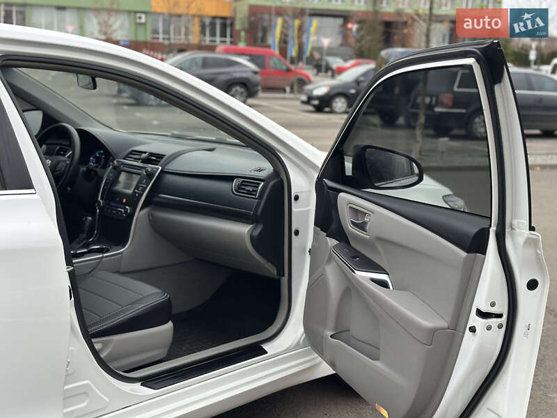 Седан Toyota Camry 2015 в Киеве