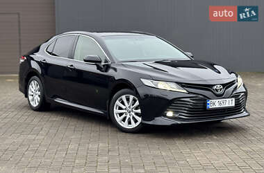 Седан Toyota Camry 2019 в Сарнах