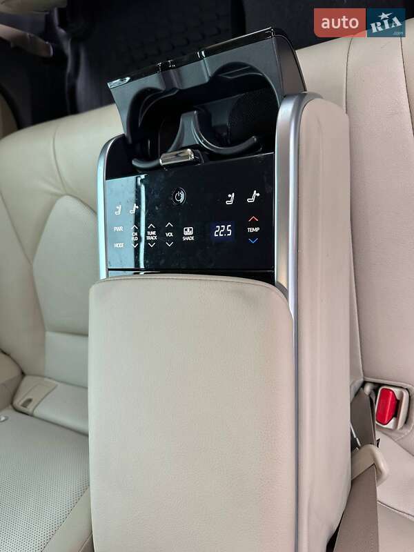 Седан Toyota Camry 2019 в Киеве