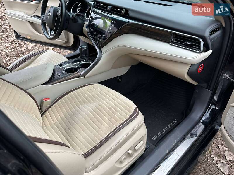 Седан Toyota Camry 2019 в Киеве