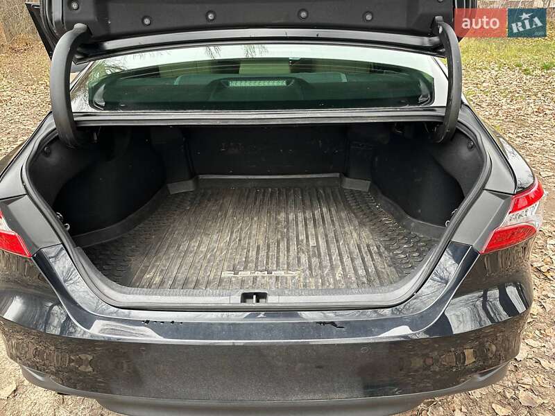 Седан Toyota Camry 2019 в Киеве