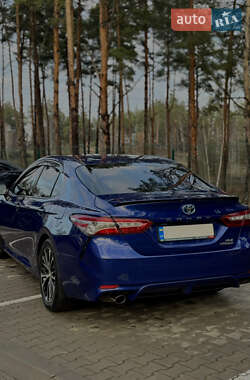 Седан Toyota Camry 2017 в Киеве