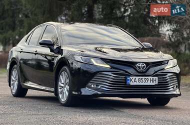 Седан Toyota Camry 2019 в Киеве