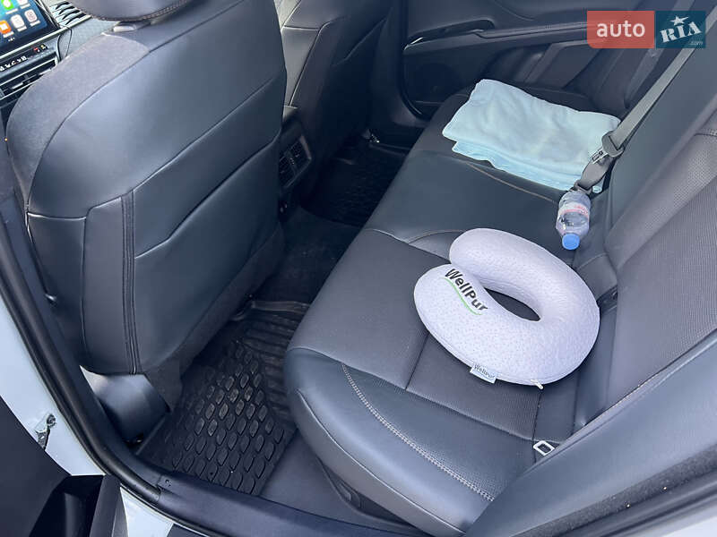 Седан Toyota Camry 2024 в Ивано-Франковске