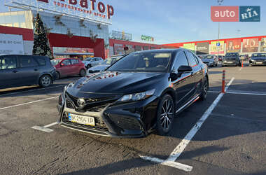 Седан Toyota Camry 2022 в Рівному