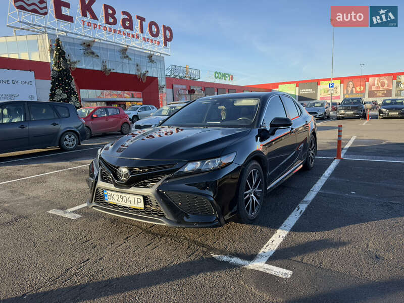Седан Toyota Camry 2022 в Рівному