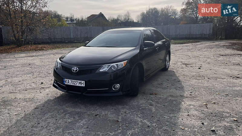 Седан Toyota Camry 2014 в Києві