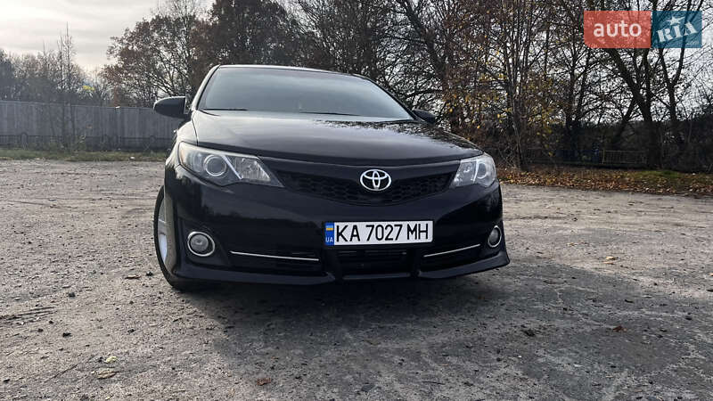 Седан Toyota Camry 2014 в Києві