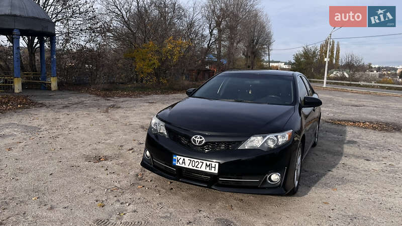 Седан Toyota Camry 2014 в Києві