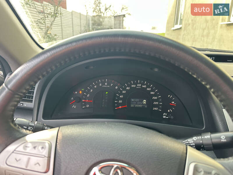 Седан Toyota Camry 2008 в Рівному
