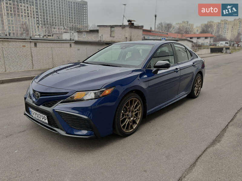 Седан Toyota Camry 2023 в Киеве