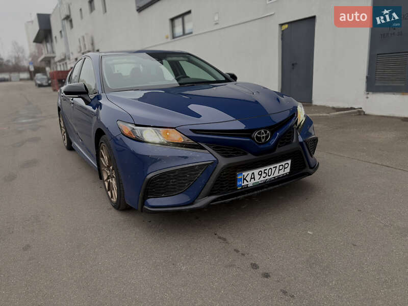 Седан Toyota Camry 2023 в Киеве