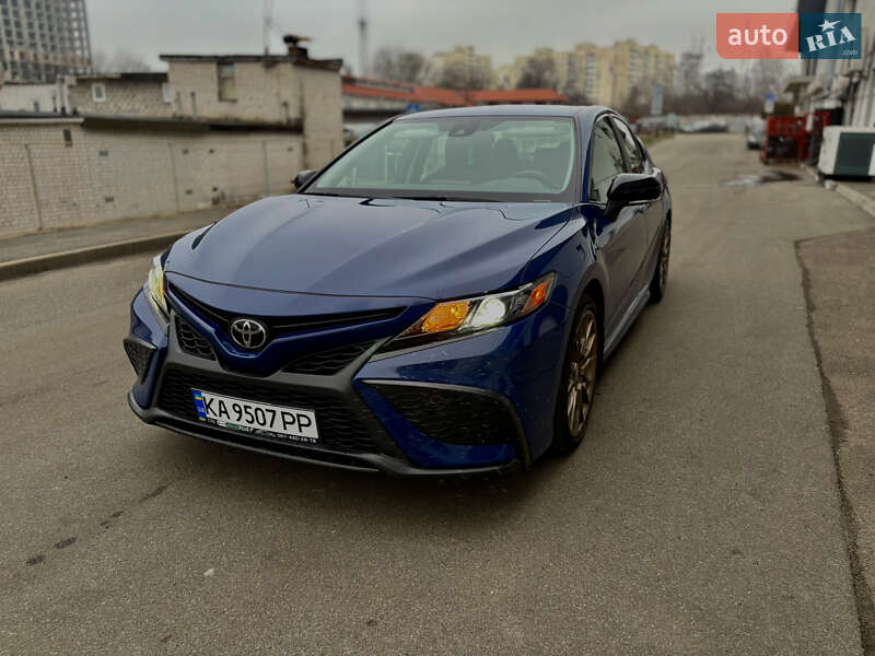 Седан Toyota Camry 2023 в Киеве