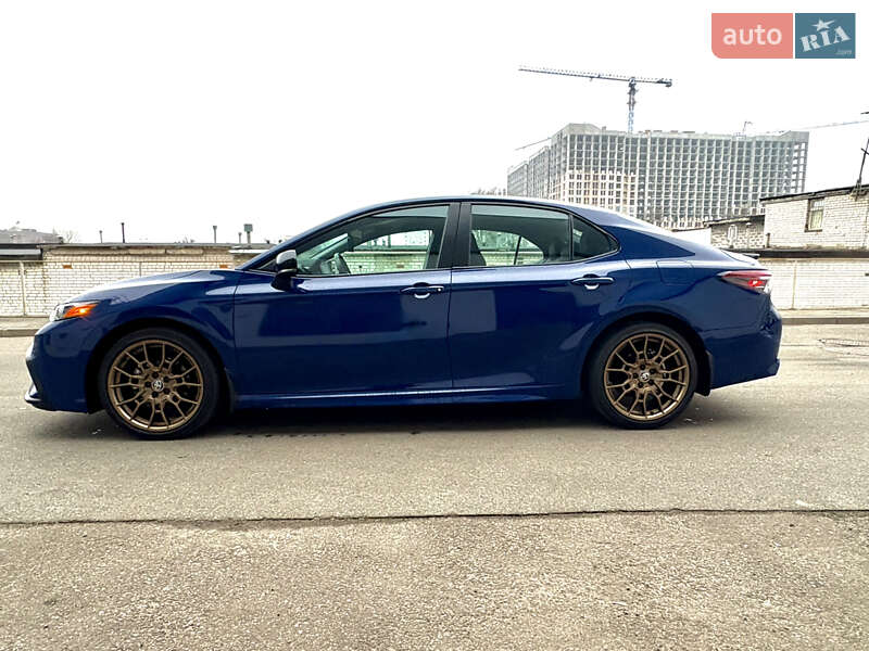 Седан Toyota Camry 2023 в Киеве