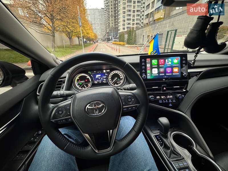 Седан Toyota Camry 2023 в Києві
