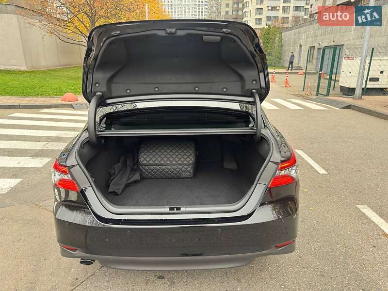 Седан Toyota Camry 2023 в Києві