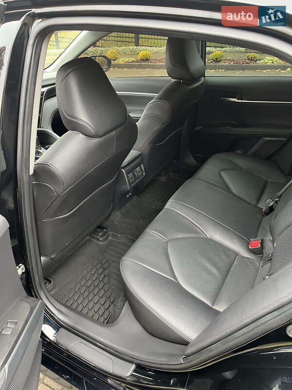 Седан Toyota Camry 2022 в Киеве