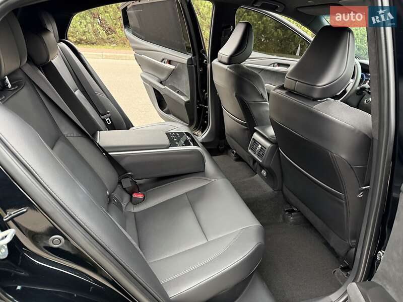 Седан Toyota Camry 2024 в Києві