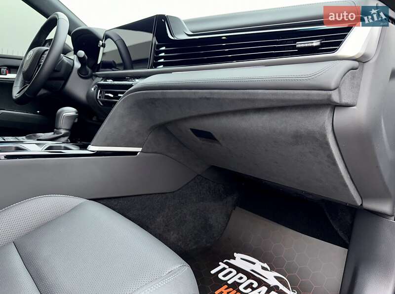 Седан Toyota Camry 2024 в Києві