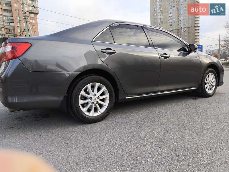 Седан Toyota Camry 2014 в Харкові
