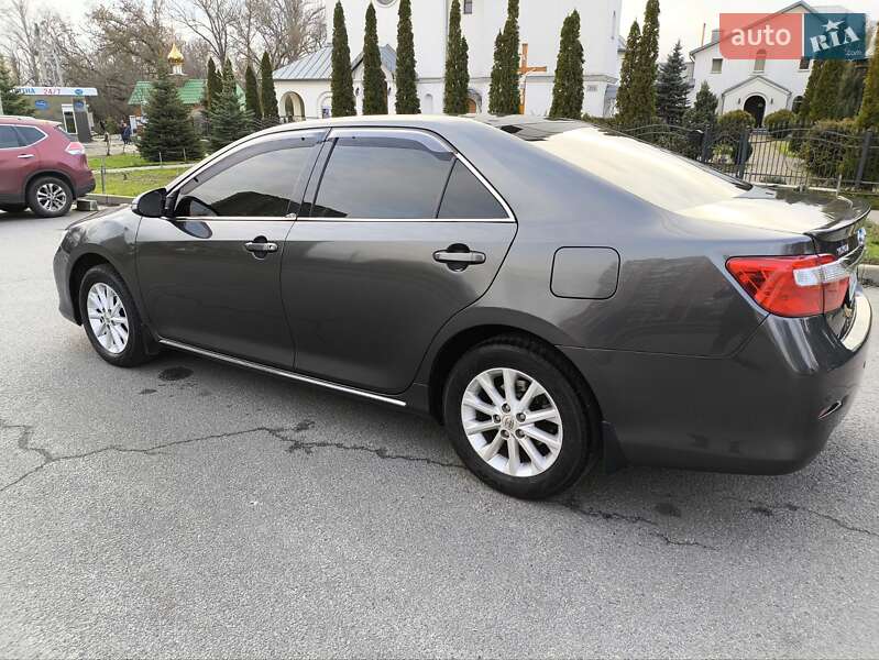 Седан Toyota Camry 2014 в Харкові
