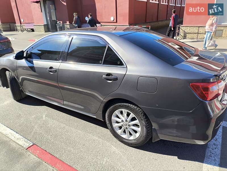 Седан Toyota Camry 2014 в Харкові